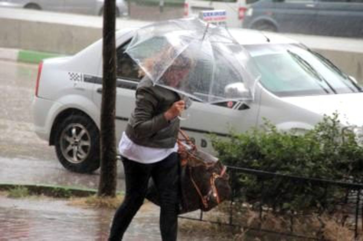 İstanbul'u Kara Bulutlar Sardı