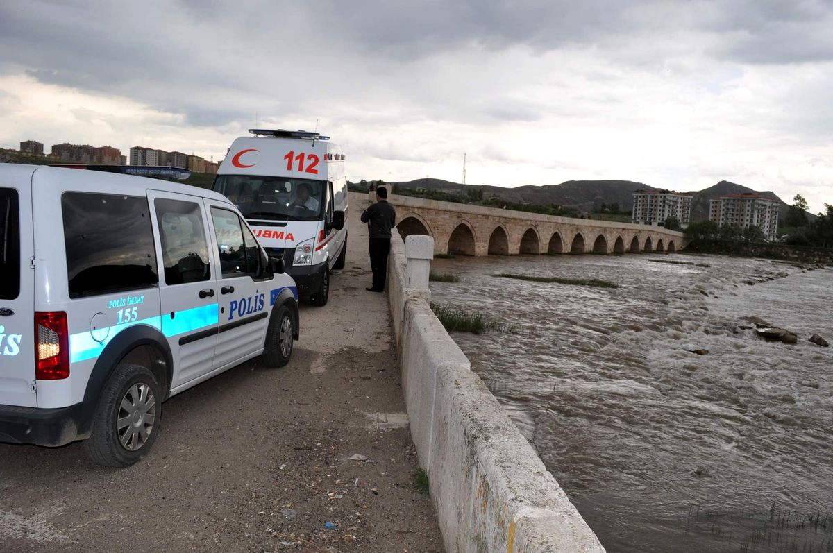 Kızılırmak'a Atlamaktan Son Anda Kurtarıldı