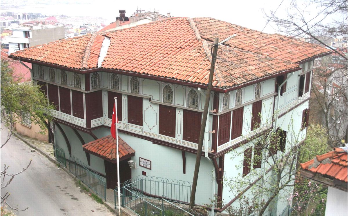 Konak, Türkülerle İnliyor