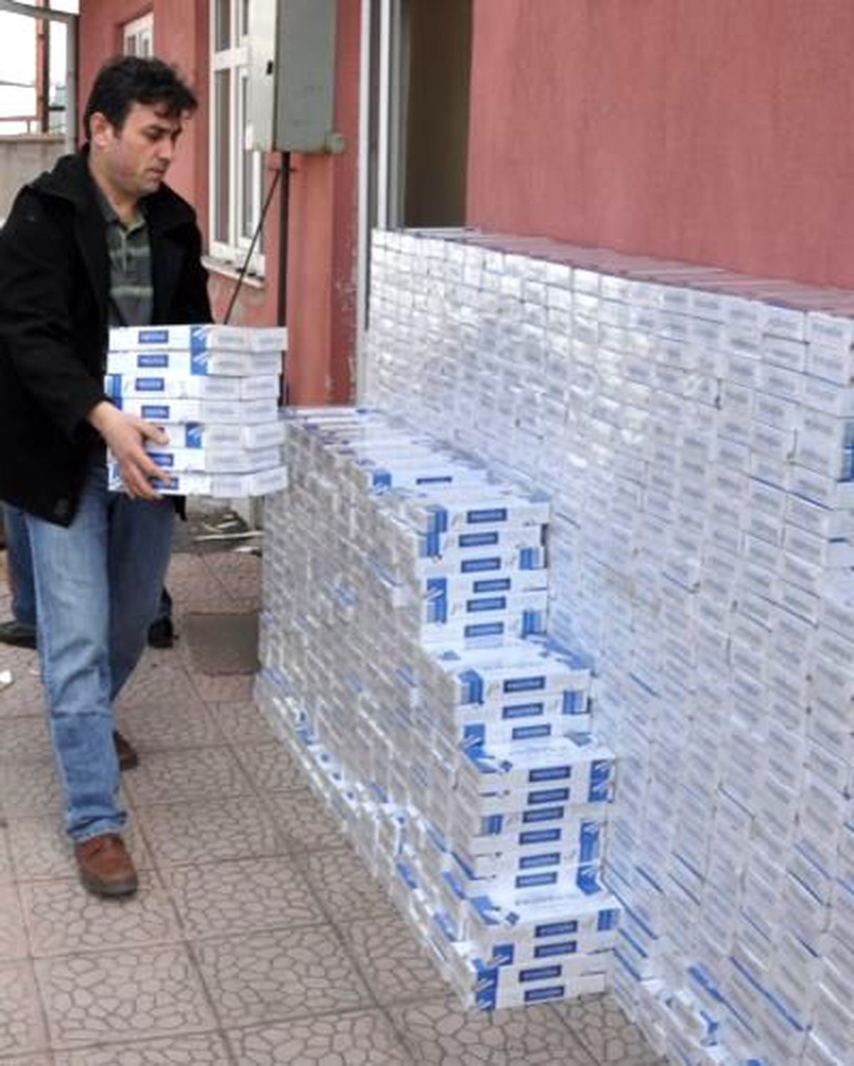 Otomobilde 9 Bin 200 Paket Kaçak Sigara Ele Geçirildi