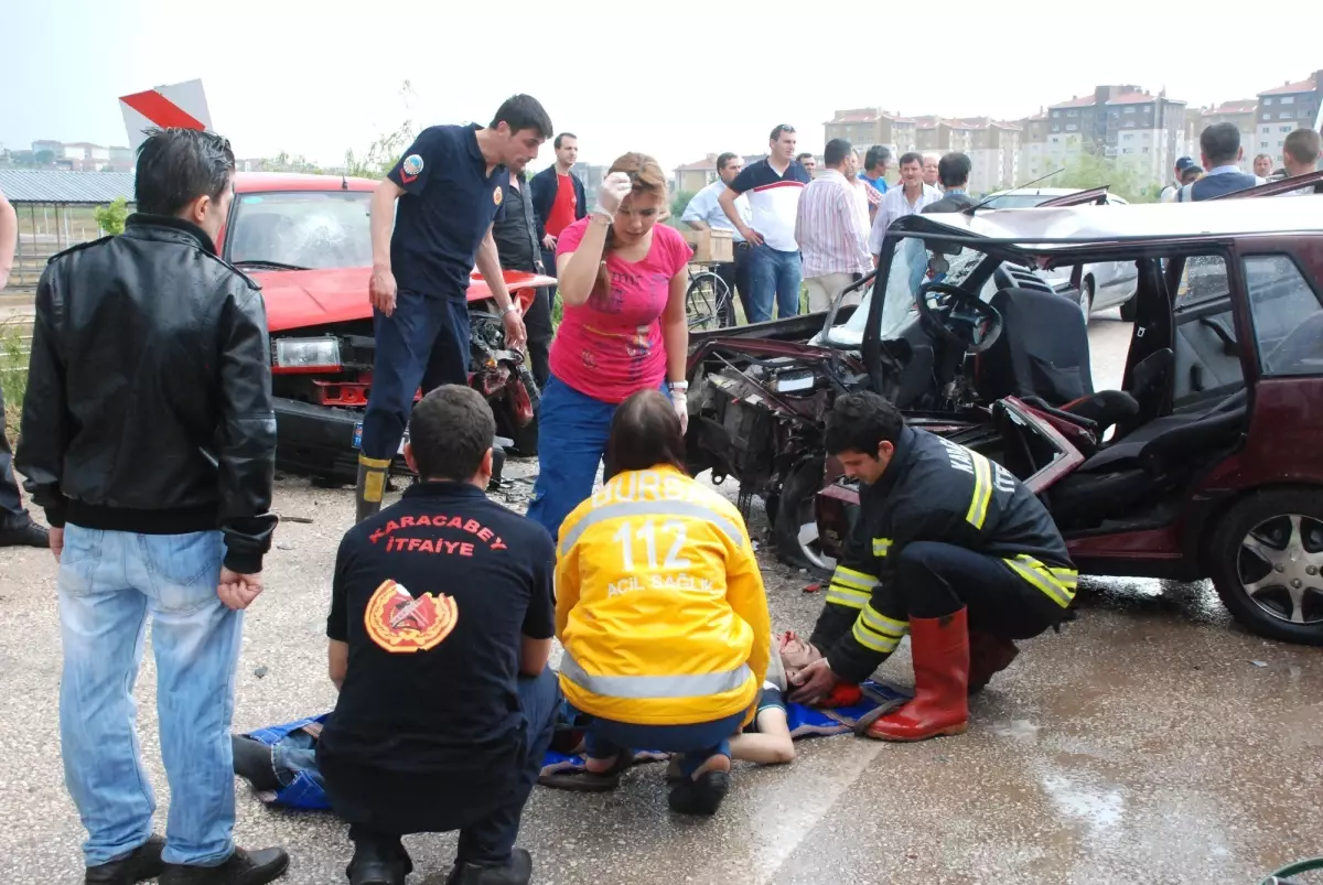 Otomobiller Kafa Kafaya Çarpıştı