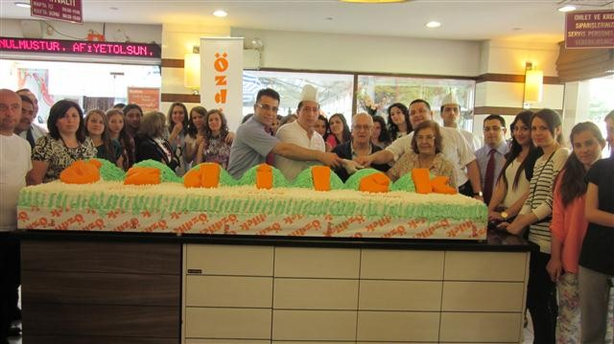 Özdilek Avm 29 Yaşını Dev Pastayla Kutladı