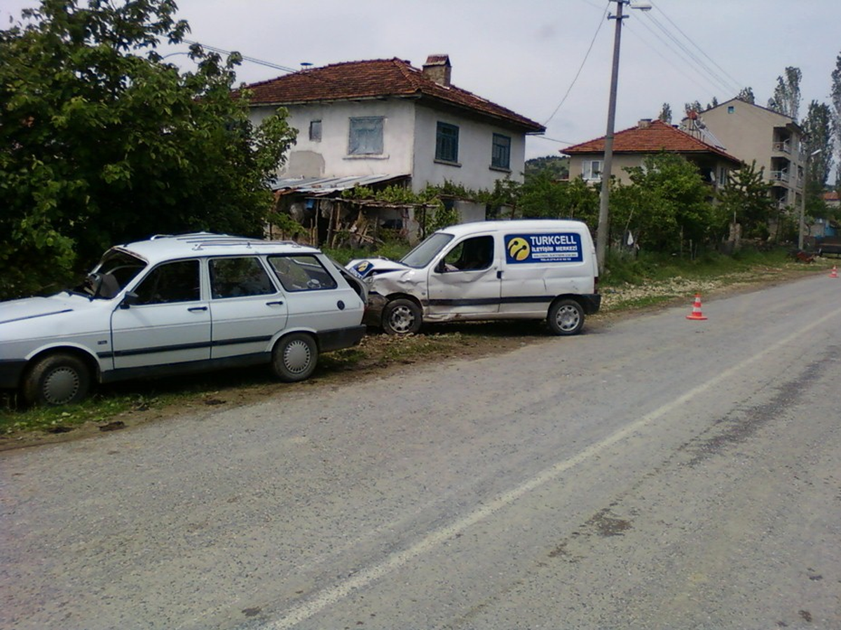 Pazarlar'da Trafik Kazası: 2 Yaralı