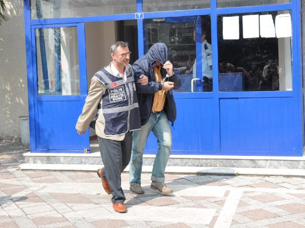 Polislikten Atıldı, Sahtecilik Şebekesi Kurdu