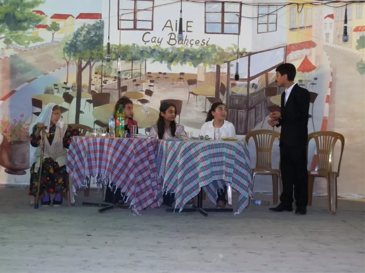 Sartlı Öğrencilerden Muhteşem Tiyatro