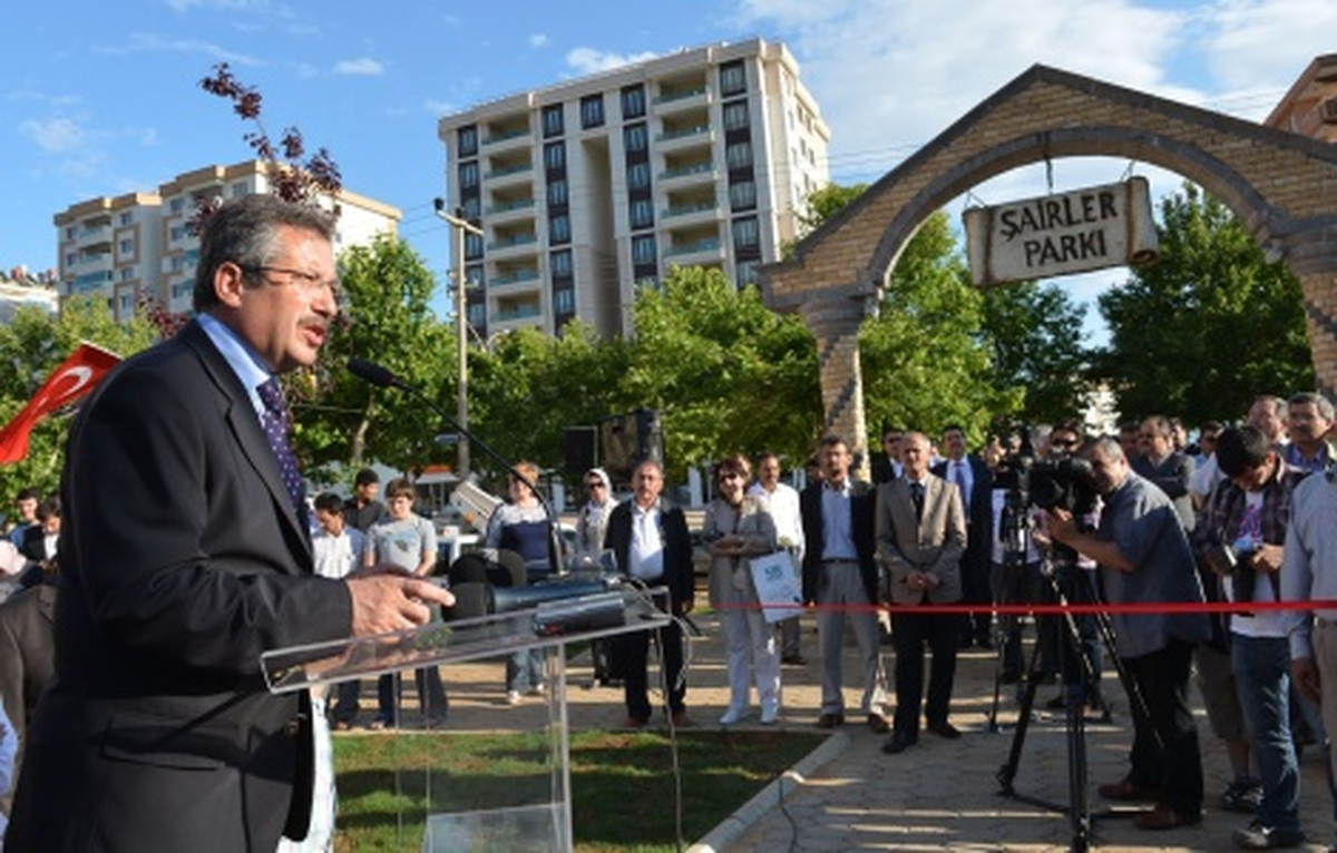 Şiir Okuyan Banklar