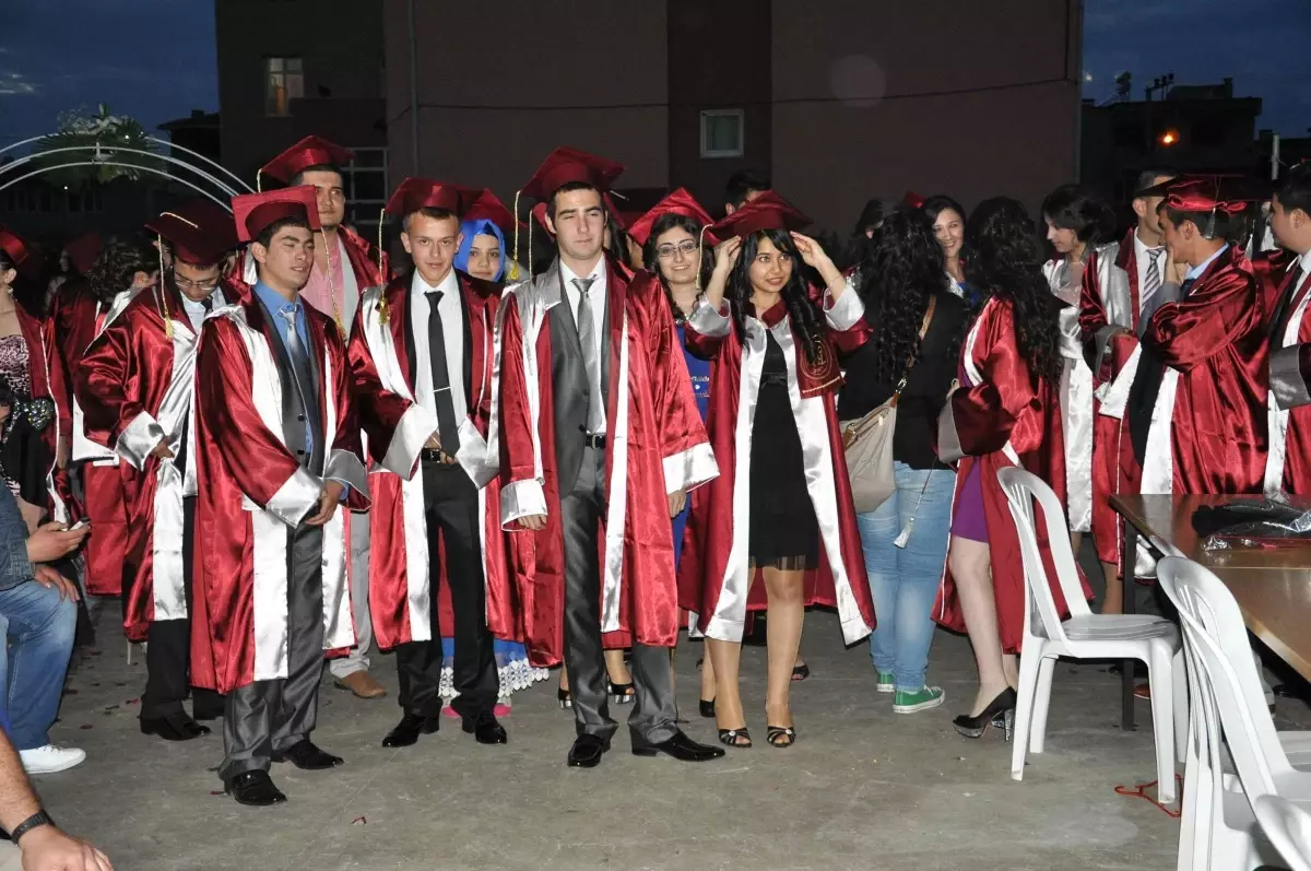 Soma'da Geleceğin Öğretmenlerinin Mezuniyet Coşkusu