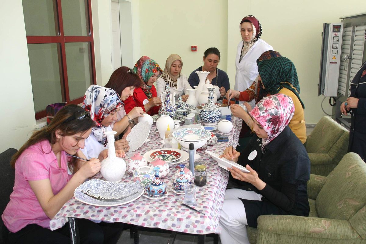 Sorgun'da Çinicilik Kursuna Katılan Kursiyerler Ürettikleri Ürünlere Pazar Arıyor
