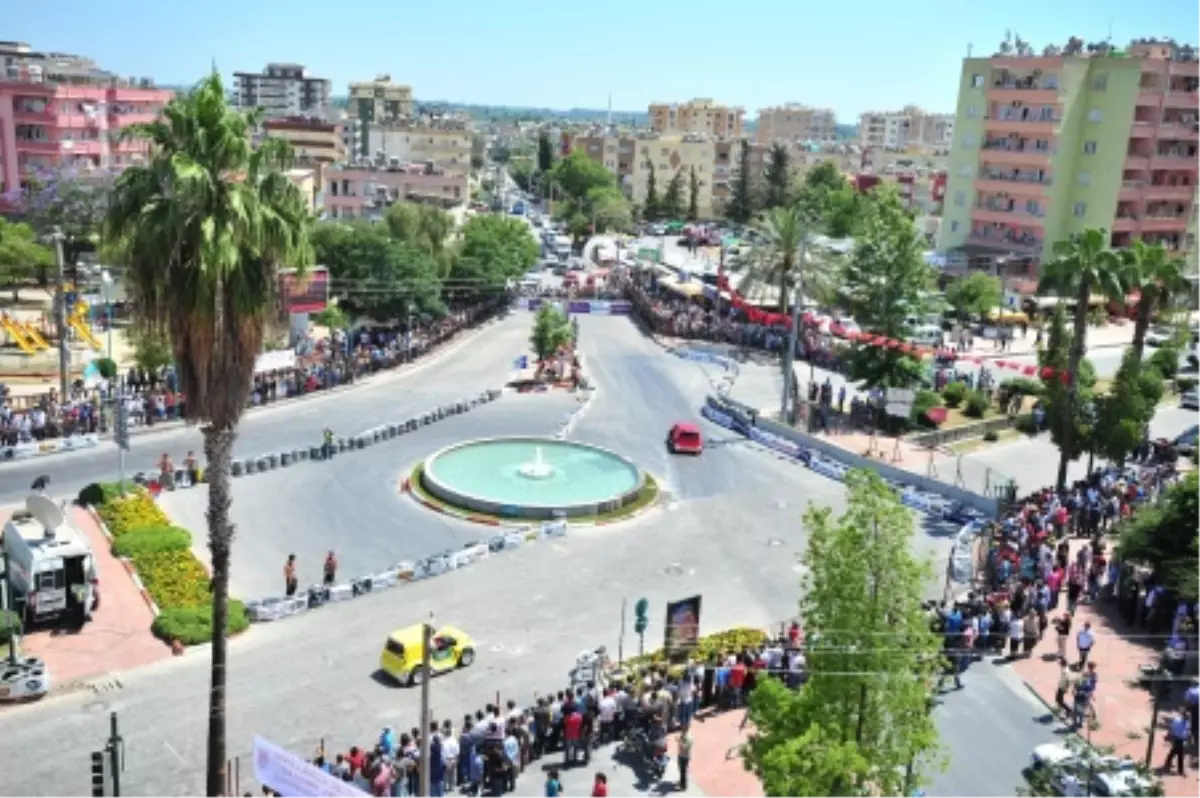 Tarsus Caddeleri'nde 10 Bin Kişi