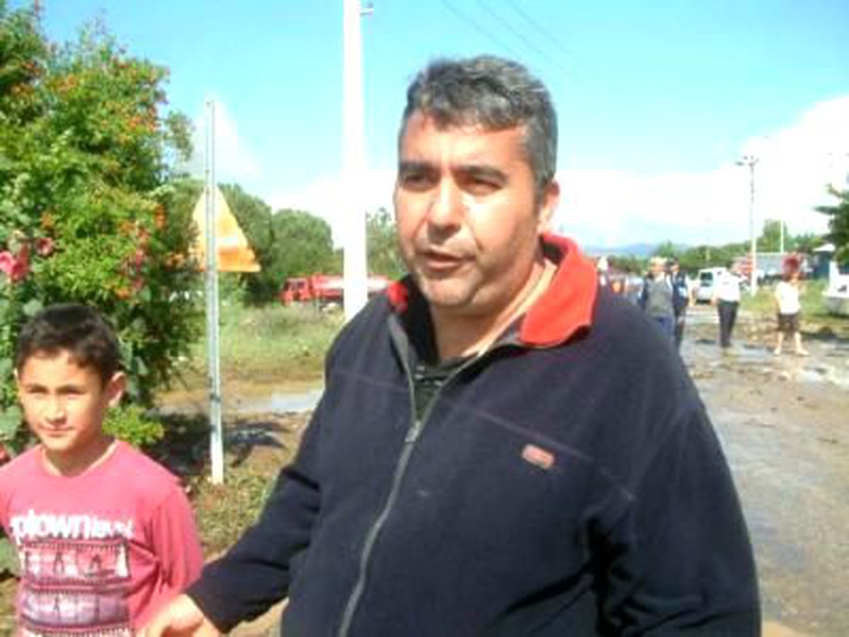 Taşan Dere Bahçe ve Yolları Sular Altında Bıraktı
