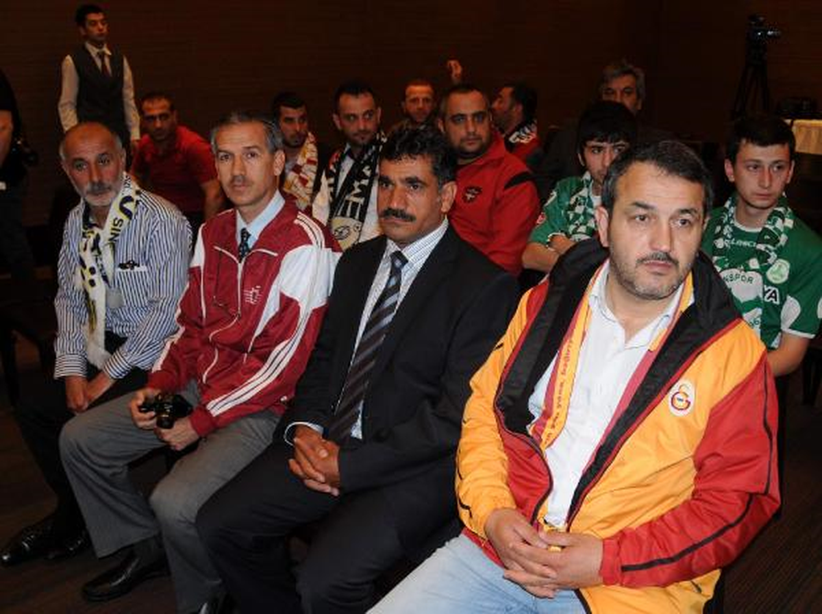 Trabzon'da Toplanan Taraftarlardan Tff'ye İstifa Çağrısı