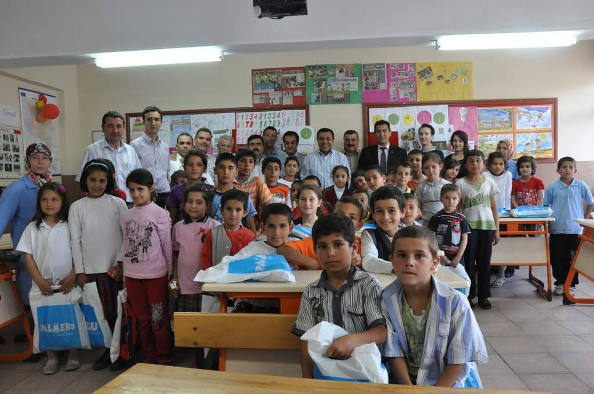 Turgutlu Belediye Başkanı Orhan'dan Öğrencilere Hediye