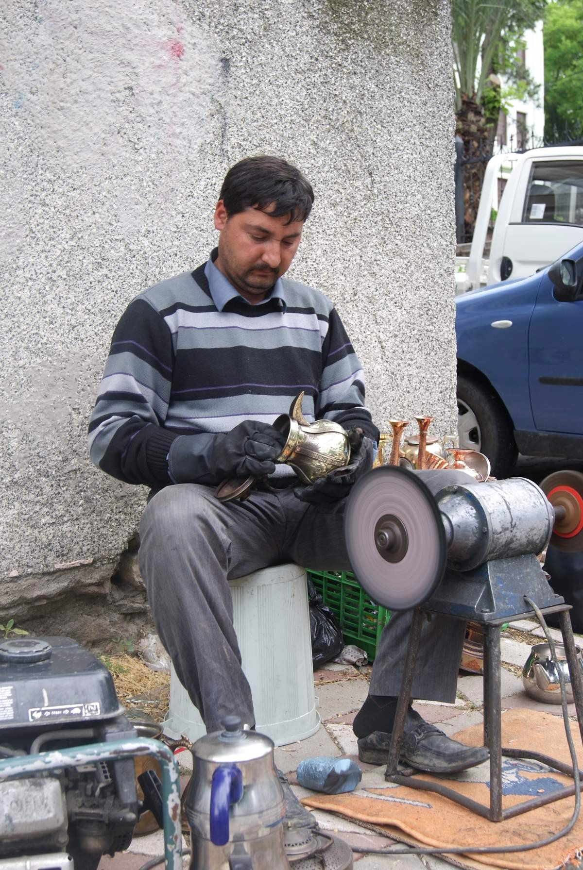 Türkiye'yi Karış Karış Gezip Bakır Kapları Kalaylıyor