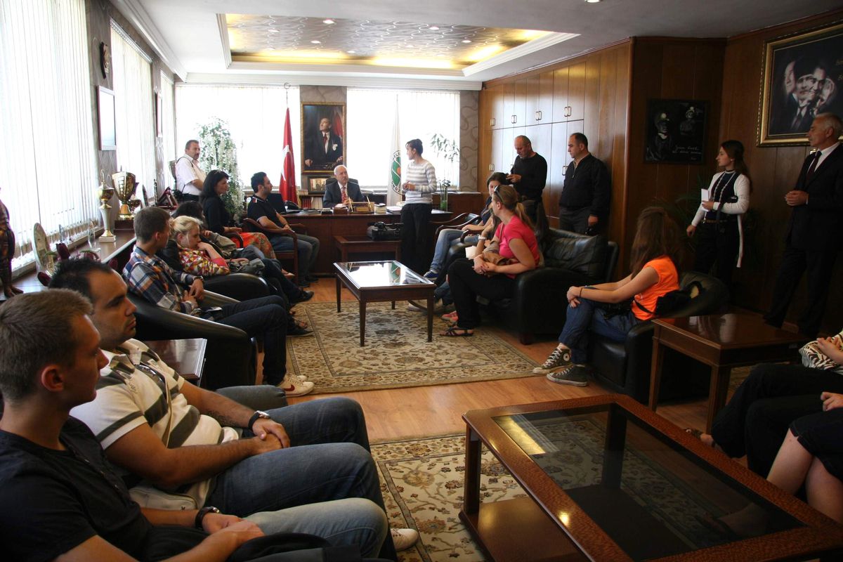 Yabancı Gençlerden Başkan Akdemir'e Ziyaret
