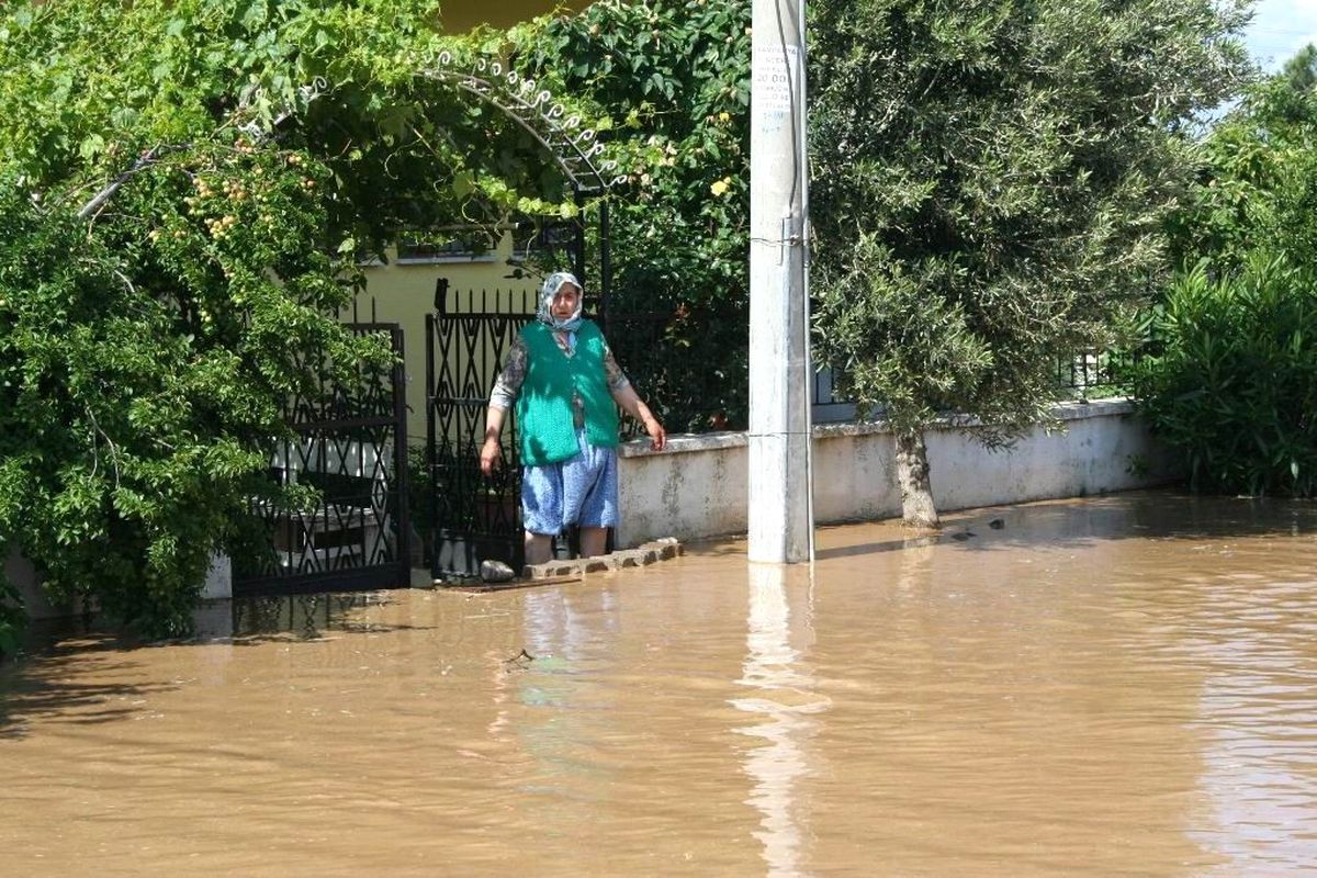 Yağmursuz Havada Mahalleyi Sel Bastı