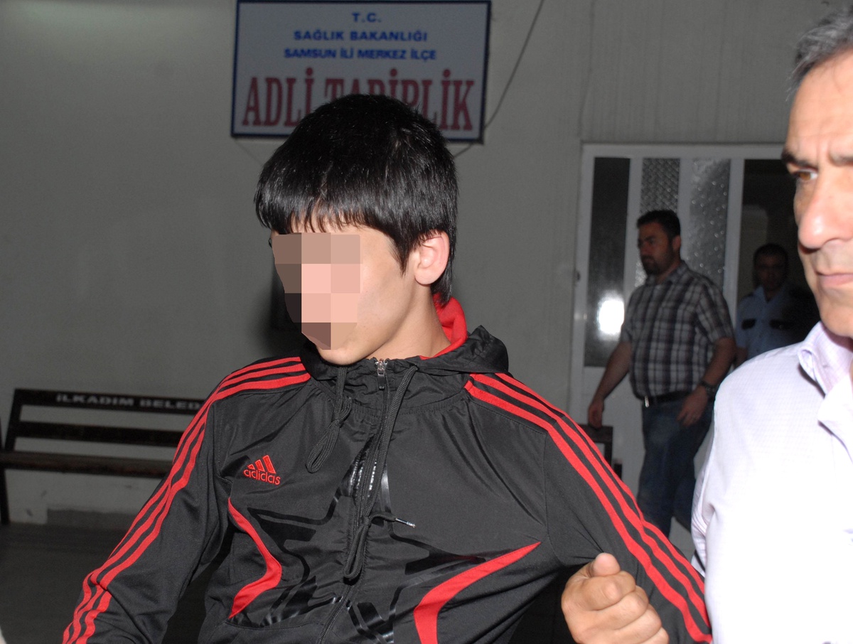 14 Yaşındaki Çocuk Bıçaklanarak Ağır Yaralandı