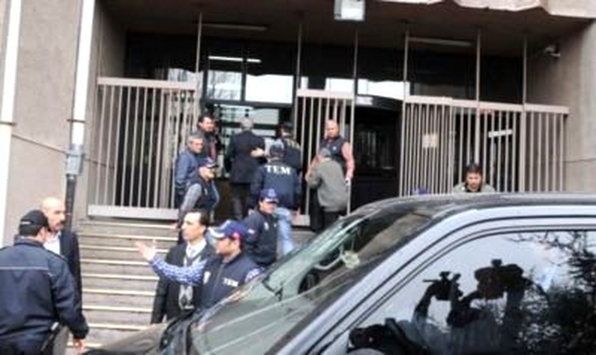 28 Şubat Soruşturması Kapsamında Mahkemeye Sevkedilen 10 Zanlıdan 3'ü Tutuklanırken 3'ü Serbest...
