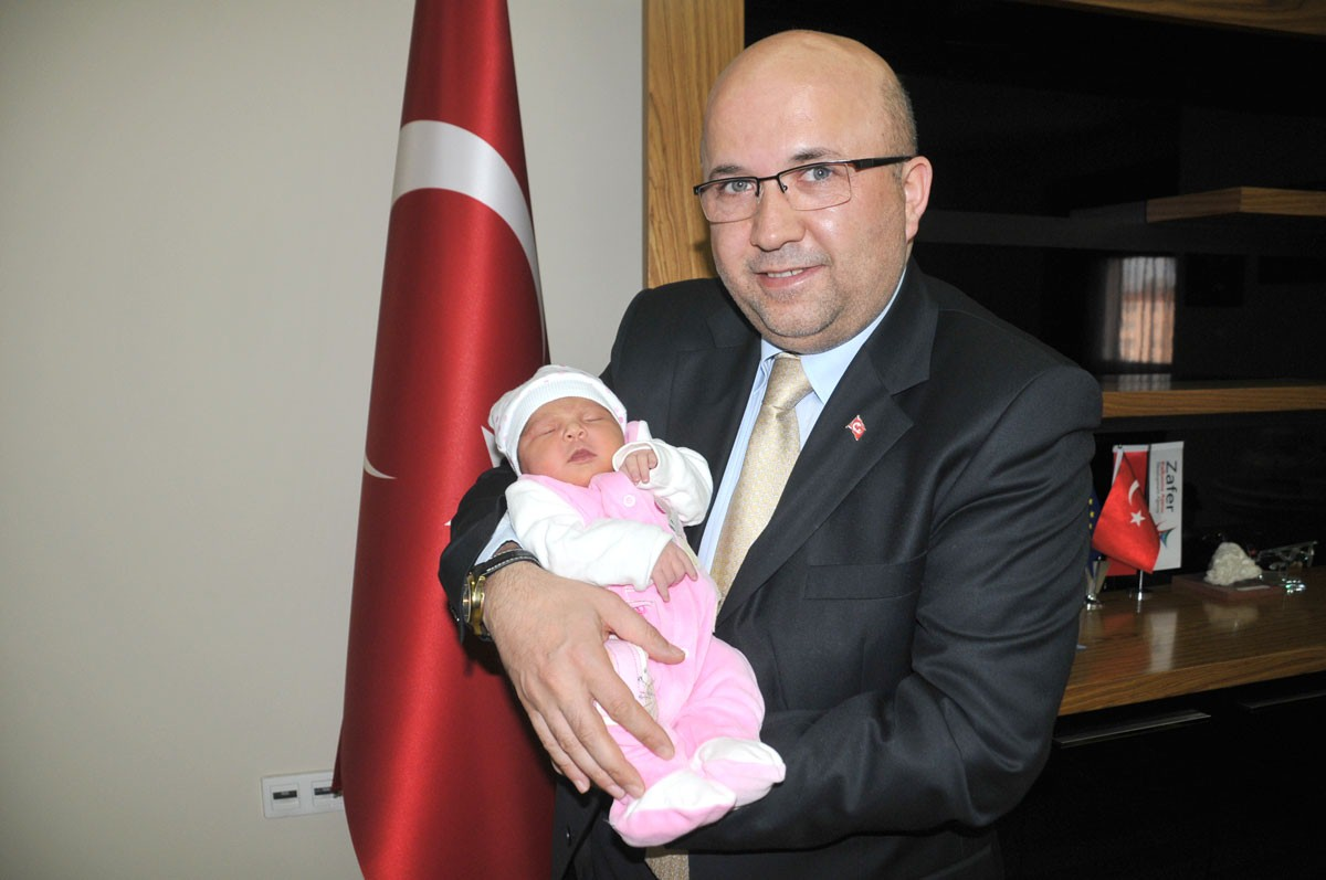 Afyonkarahisar\'da Doğan Bebeğe Hemşehrilik Beratı Veriliyor