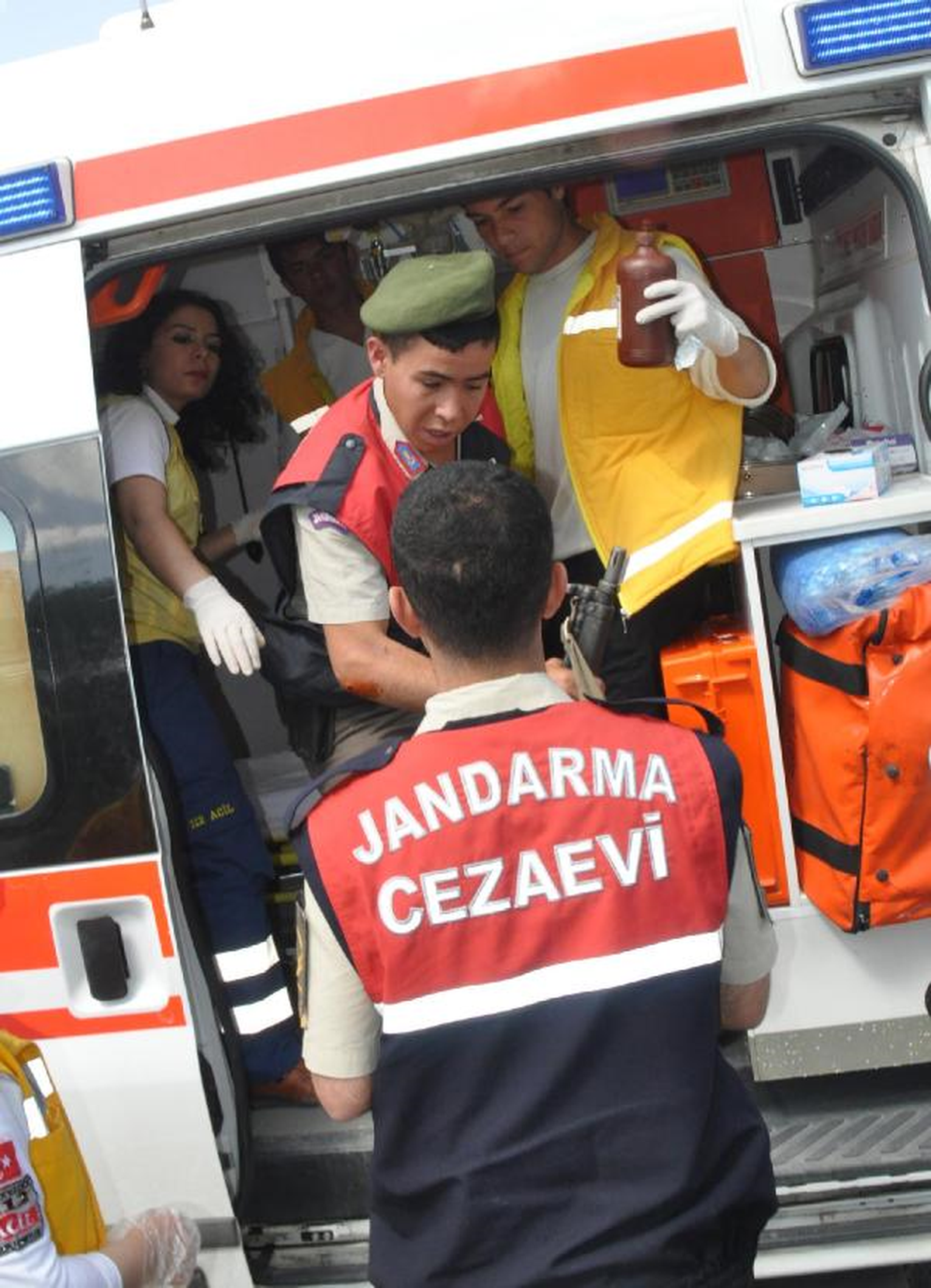 Ambulans Cezaevi Nakil Aracına Çarptı: 9 Yaralı