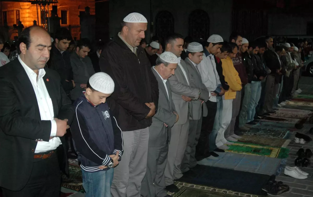 Ayasofya Meydanı\'nda Müzenin Cami Olması İçin Namaz Kılıp Dua Ettiler