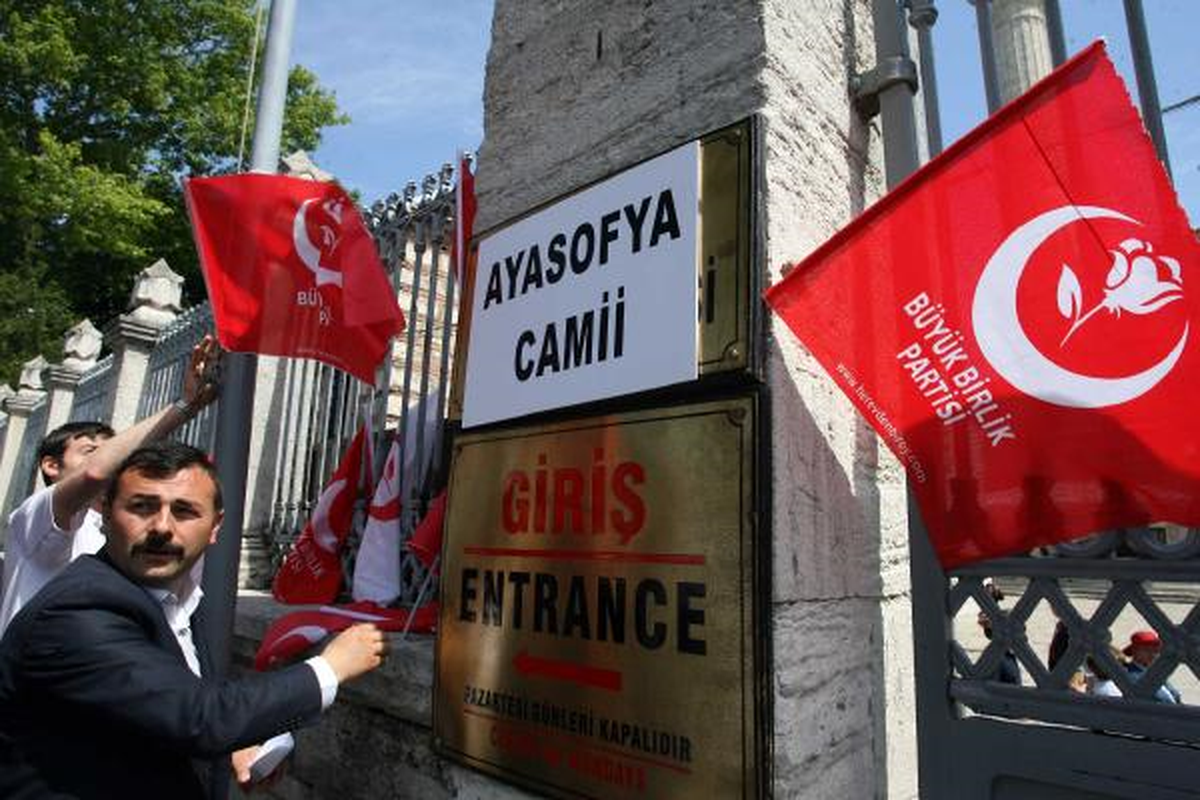 Ayasofya Müzesi'ne 'Ayasofya Camii' Yazısı Yapıştırdılar