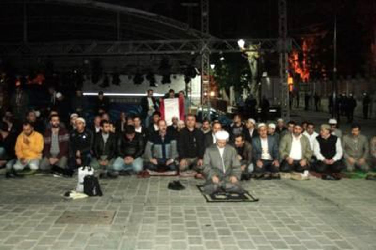 Ayasofya Müzesi'nin Açılması İçin Müze Önünde Sabah Namazı Kılarak Dua Ettiler