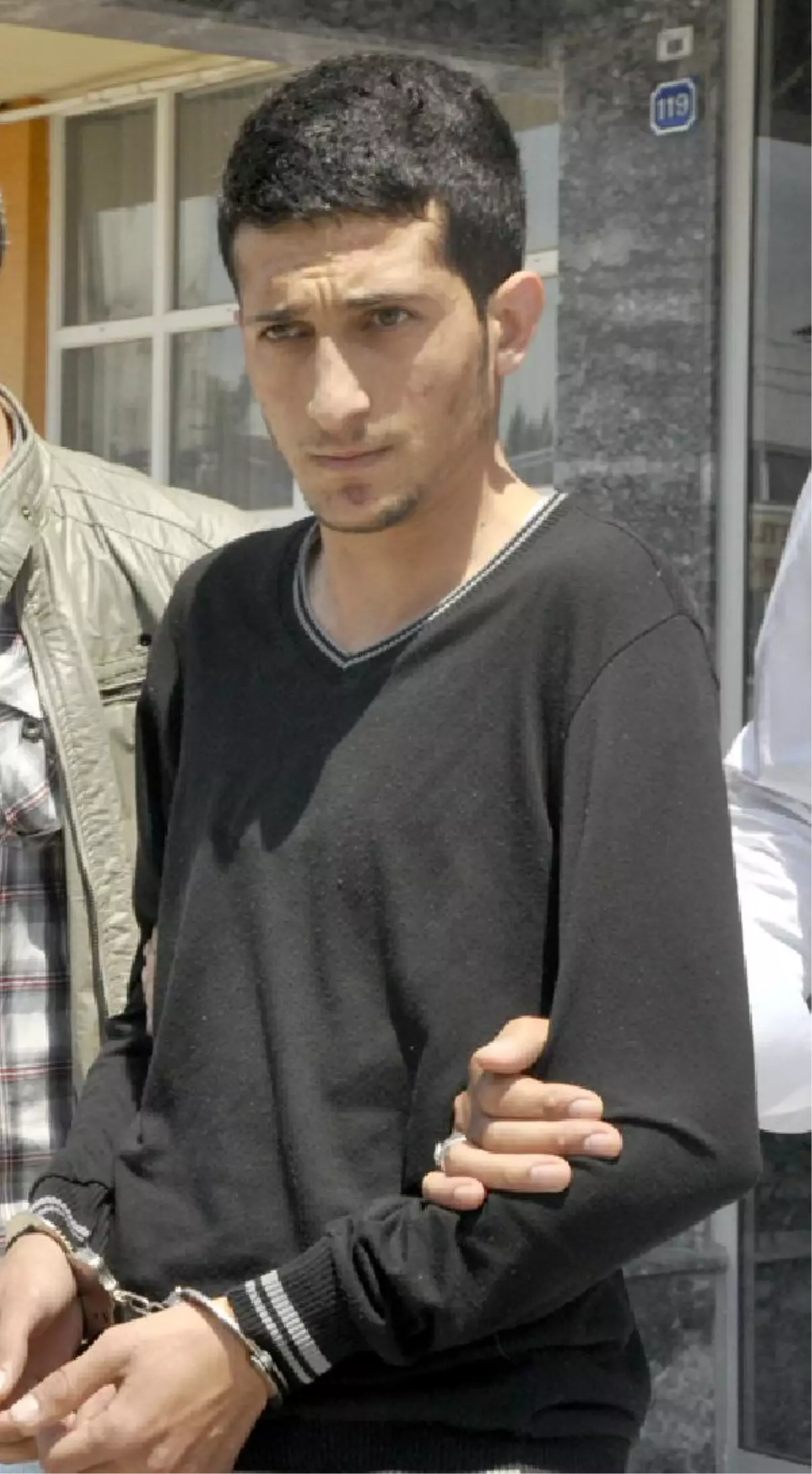 Barışmaya Gelen Kardeşlerden Birini Öldürdü, Diğerini Ağır Yaraladı