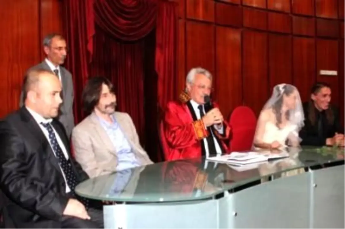 Behzat Ç.\'nin \'Akbaba\'sı Berkan Şal Evlendi