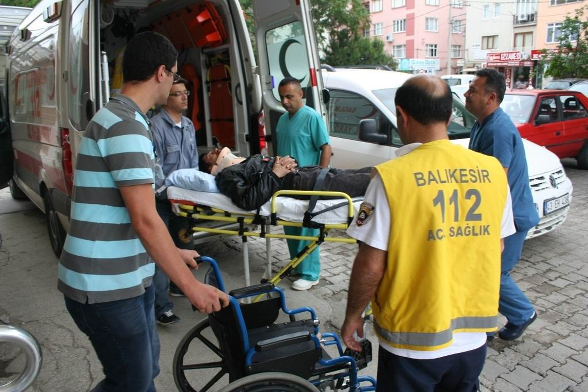 Burhaniye'de 2 Motosiklet Çarpıştı, Sürücüler Yaralandı