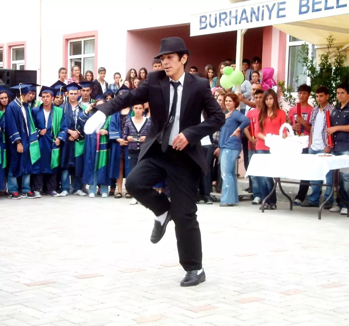 Burhaniye'de Genç Dansçıya Büyük Alkış