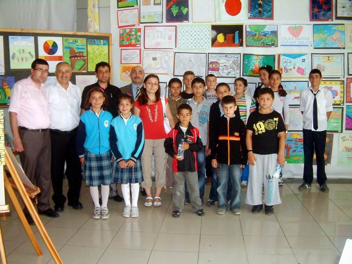Burhaniyeli Öğrenciler Mağazada Sergi Açtı