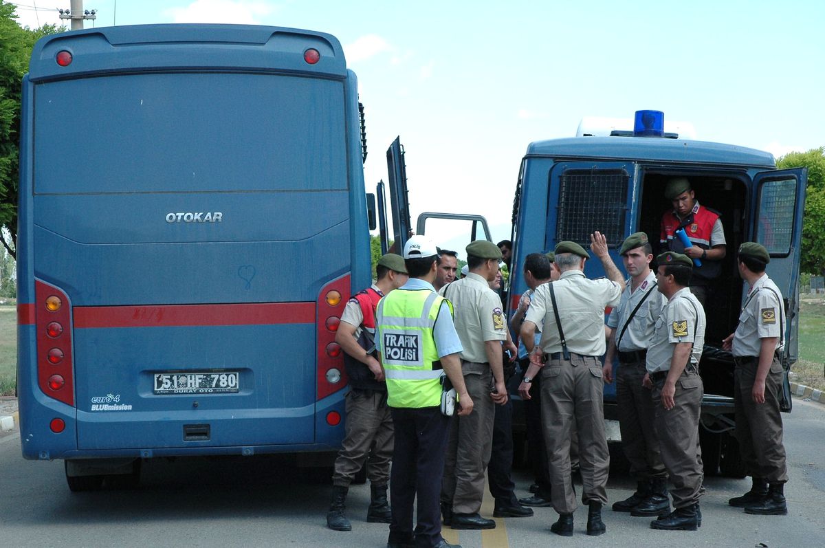 Cezaevi Nakil Aracı ile Ambulans Çarpıştı: 7 Yaralı