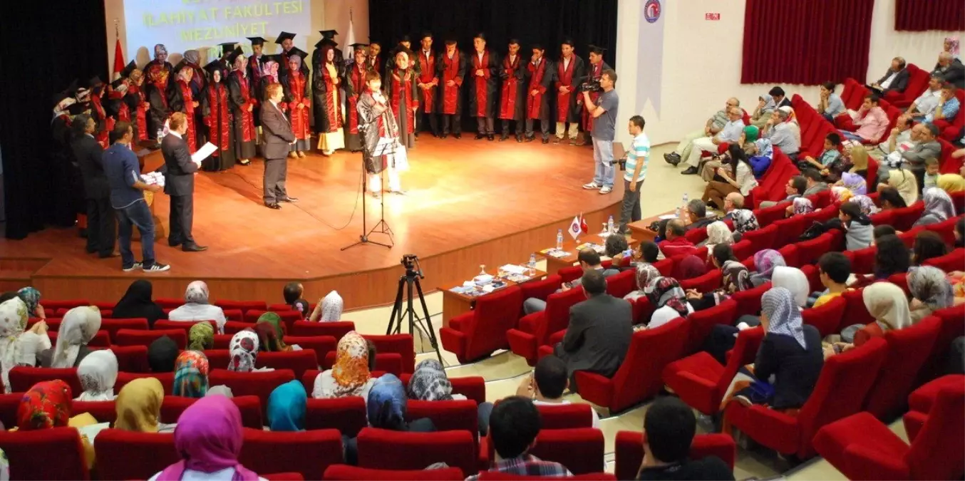 Çomü İlahiyat Fakültesi'nde Mezuniyet Coşkusu