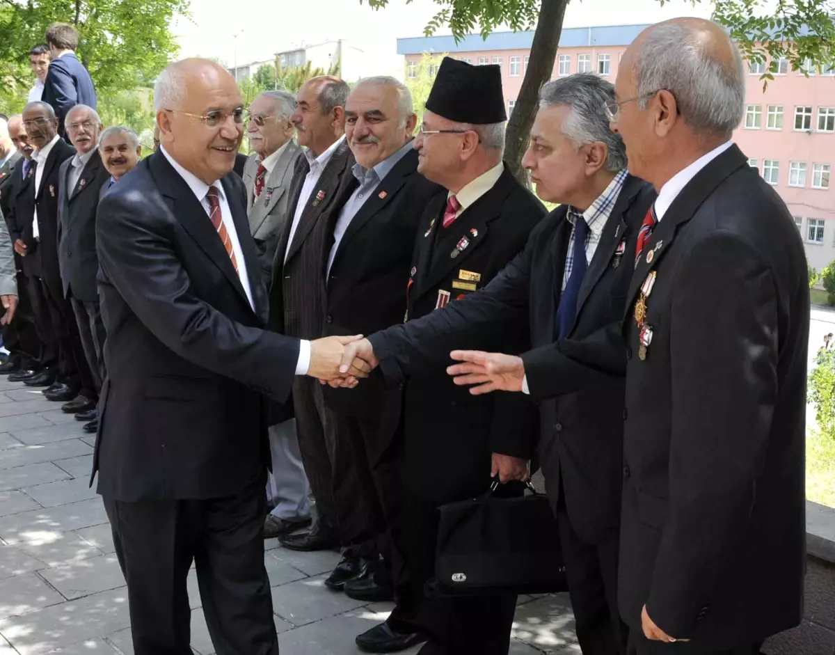 Denktaş Sergisi Yenimahalle\'de