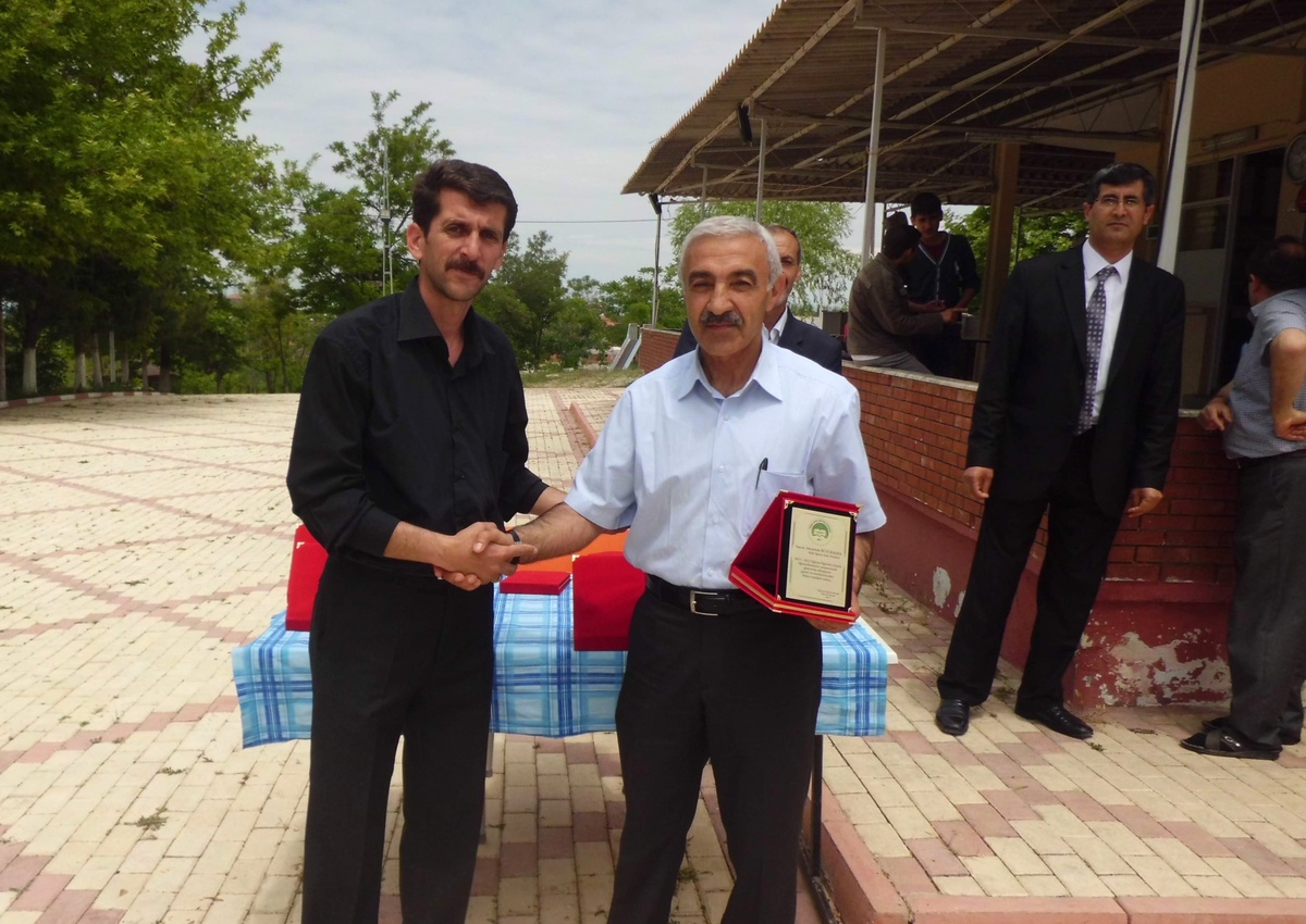 Eğitime Öğrenciler Kazandıran Memduh Büyükkaya'ya Plaket