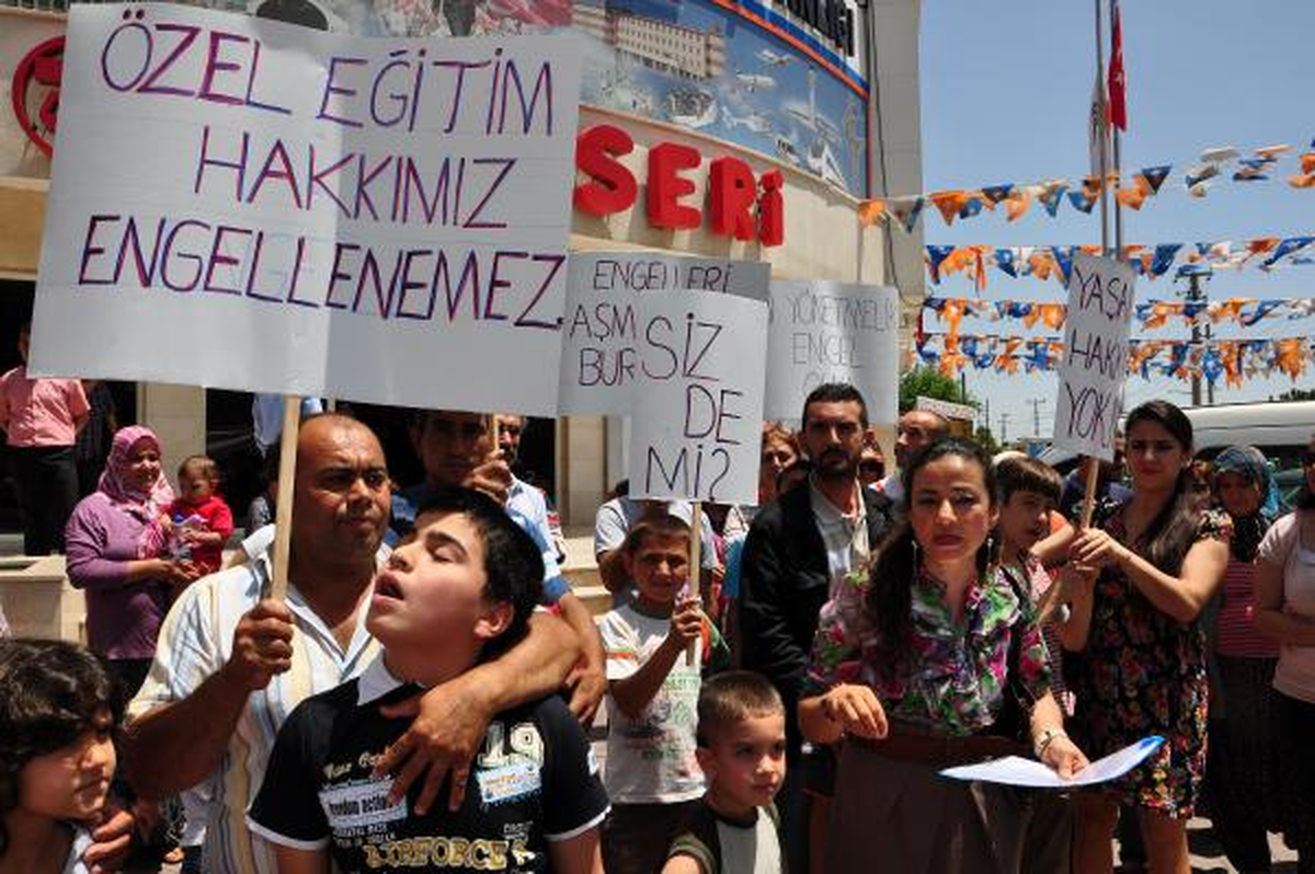 Engelliler ve Aileleri, Yeni Eğitim Yönetmeliğini Protesto Etti