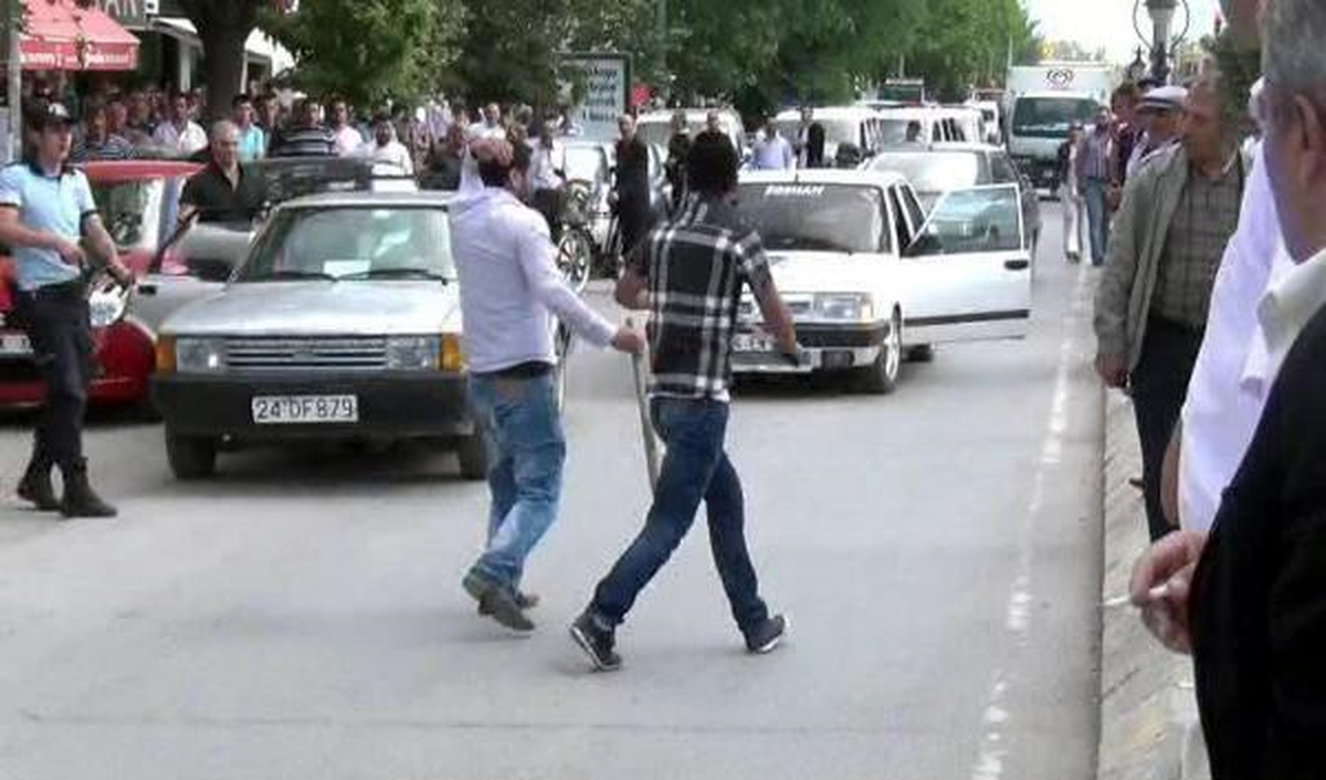 Erzincan'da Bıçaklı Kavgayı Polis Güçlükle Ayırdı