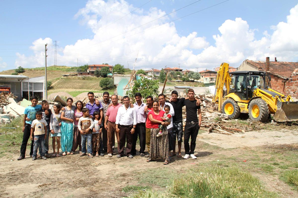 Evleri Yıkılan Romanlar Göbek Attı