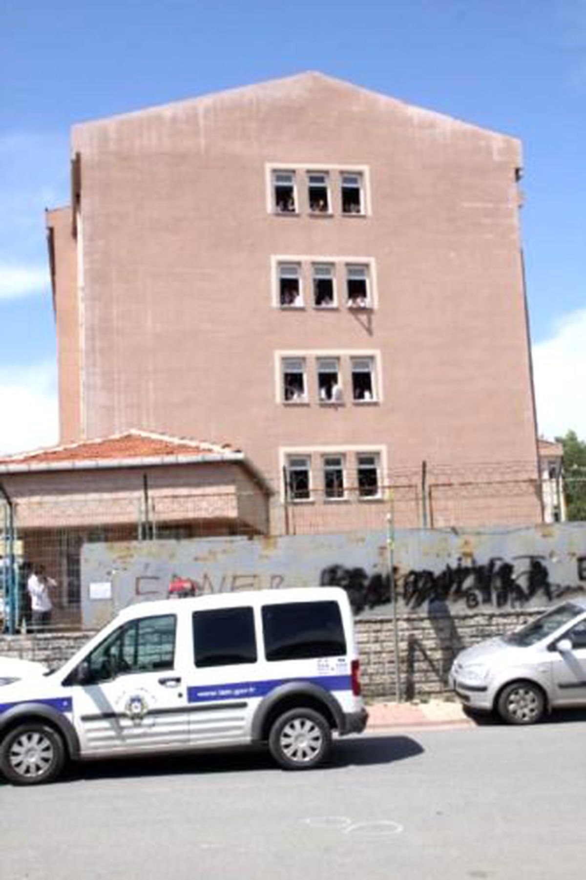Güvenlikçiyi Okul Önünde Vurdular