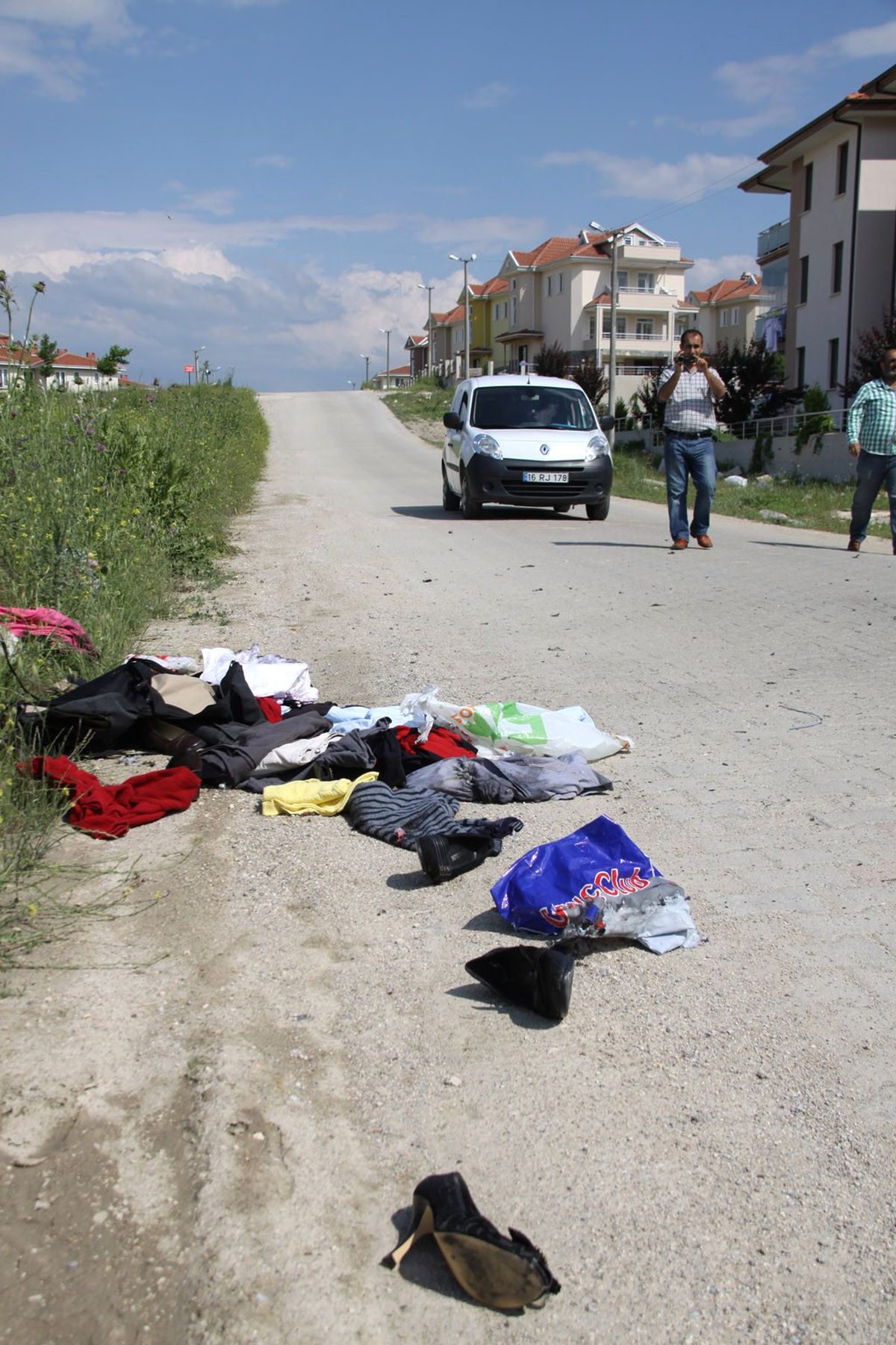 İmha Edilen Şüpheli Bavuldan Kadın Elbiseleri Çıktı