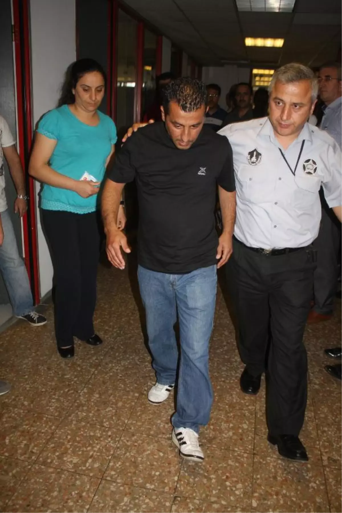 İzmir Büyükşehir Belediye Binasının Penceresinde İntihar Girişimi