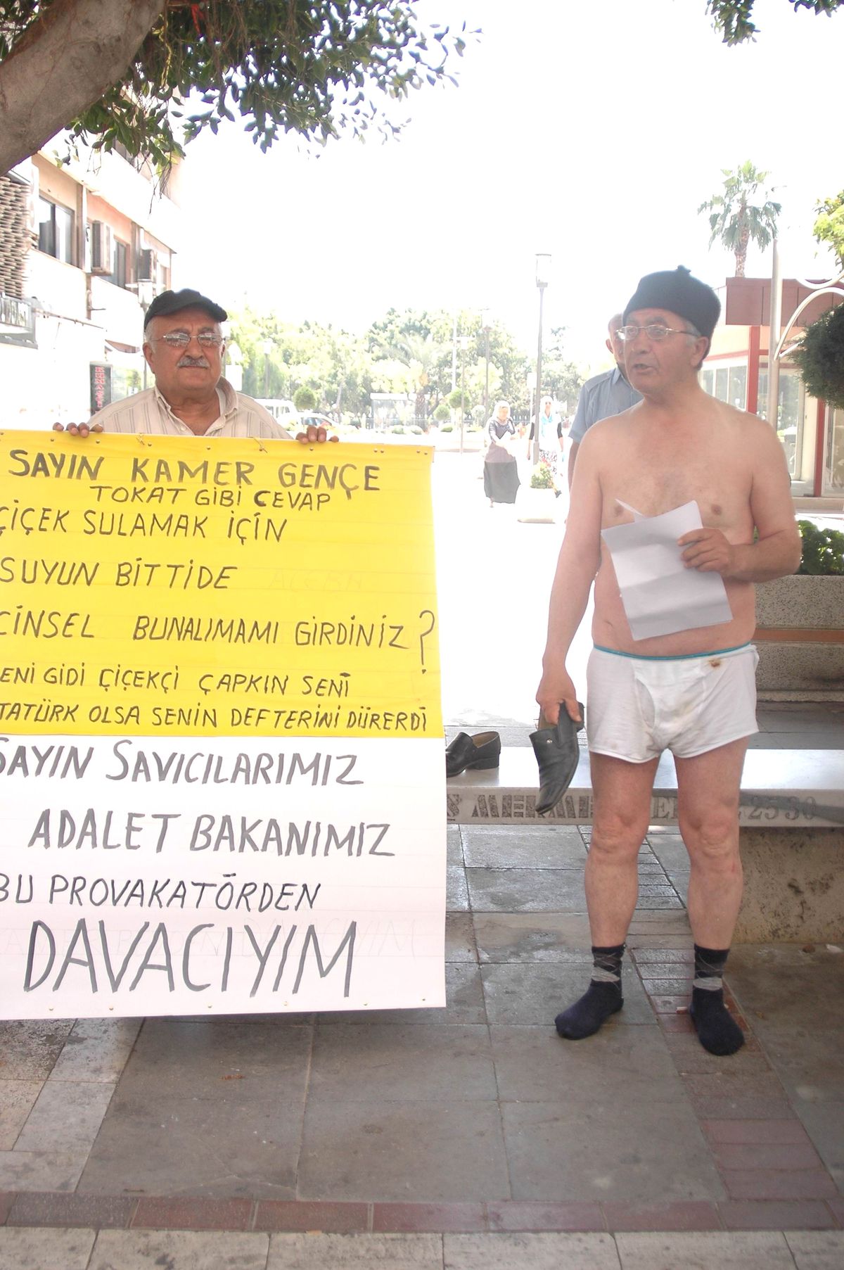 Kamer Genç'i Soyunarak Protesto Etti