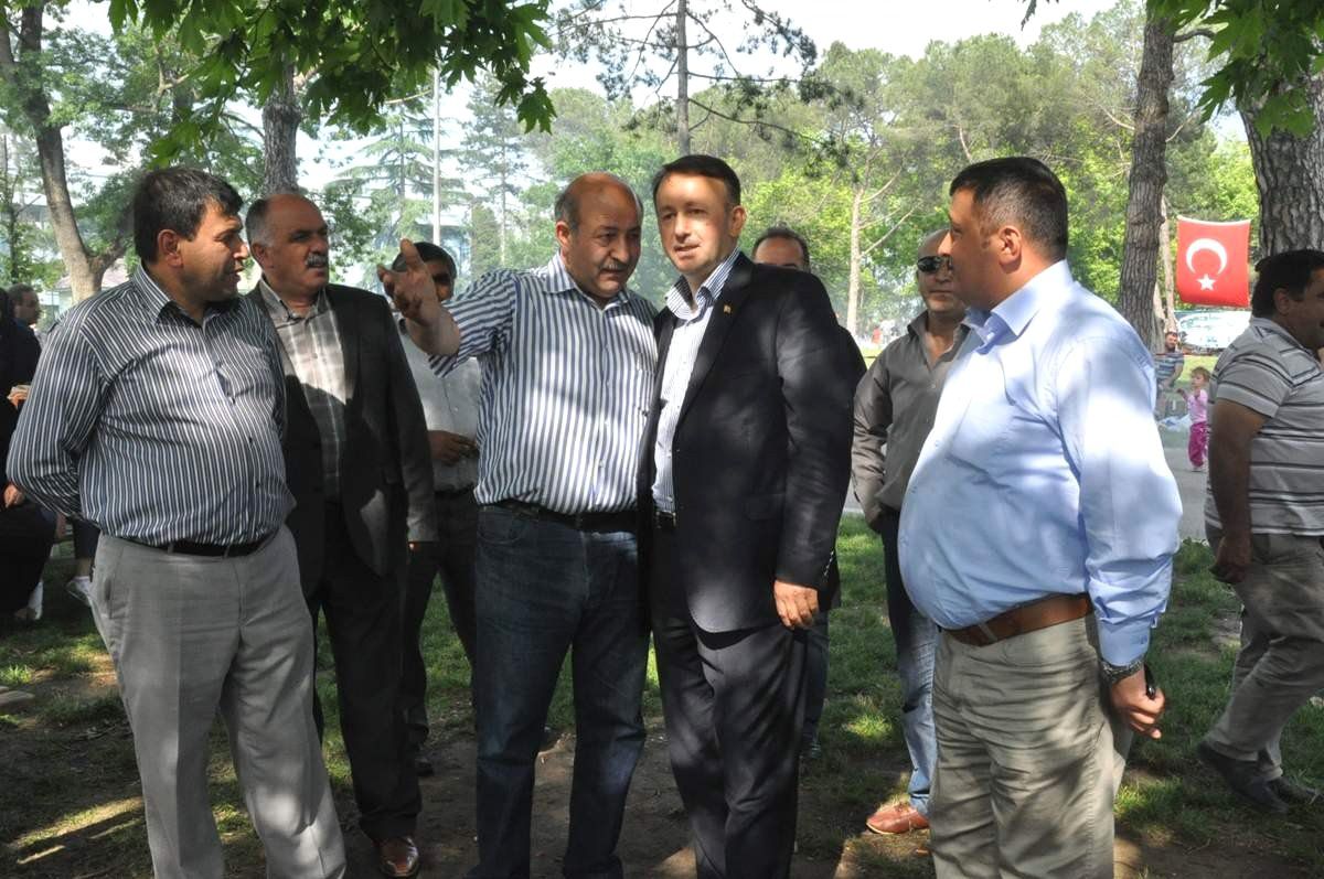 Karabalık Piknikçilerle Sohpet Etti