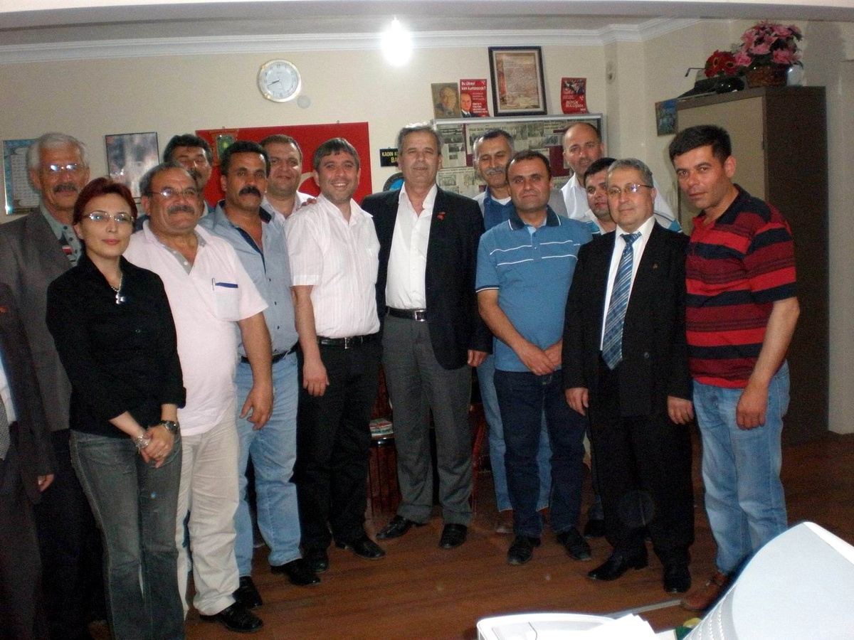 Kosovalı Bakan, Salihli MHP'yi Ziyaret Etti