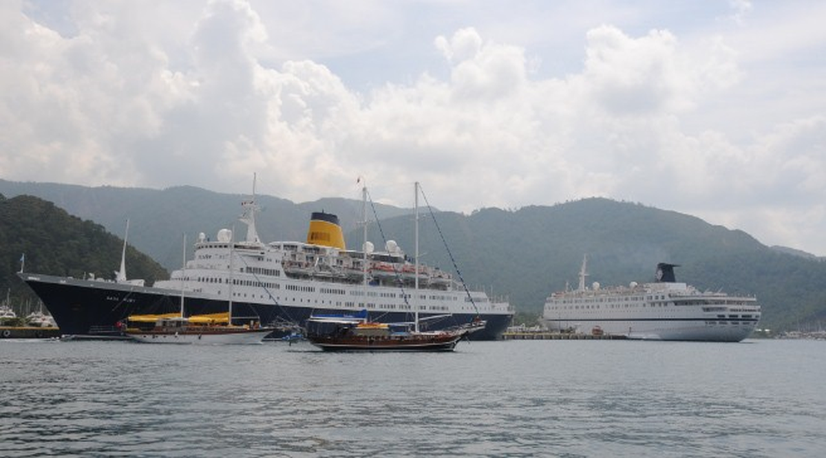Marmaris İki Yolcu Gemisine Aynı Anda Ev Sahipliği Yaptı