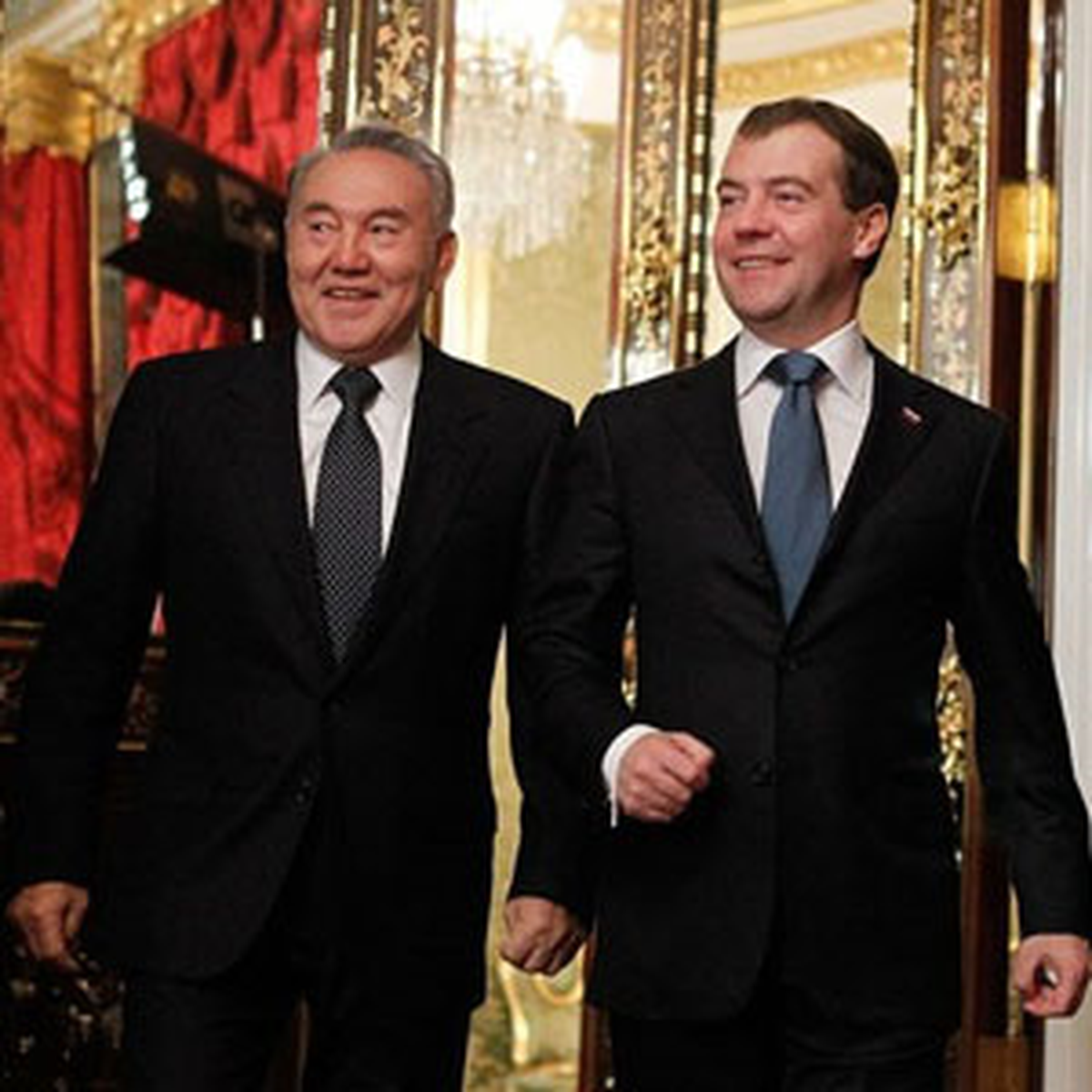 Medvedev Astana'da Nazarbayev ile Bir Araya Geldi