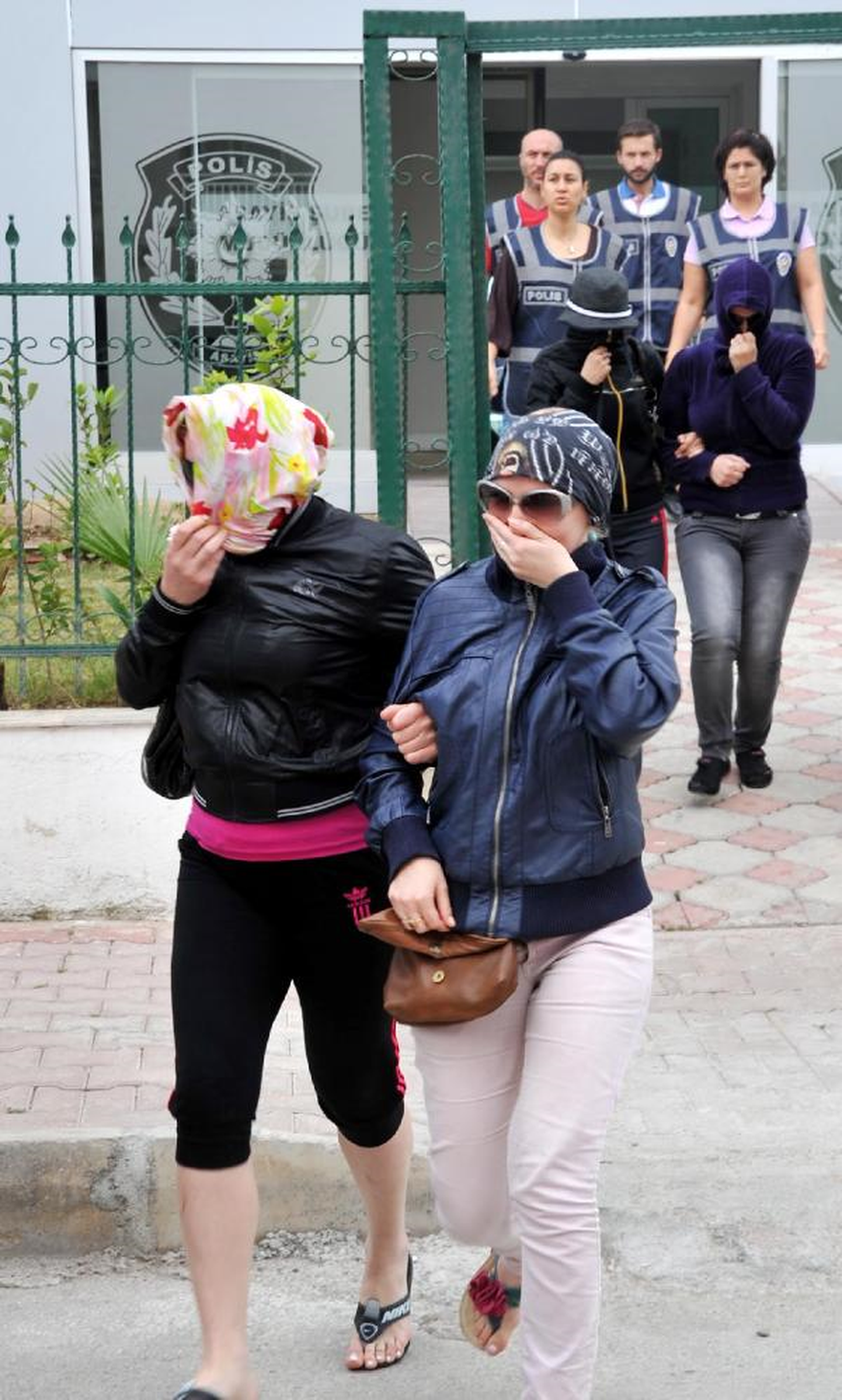'Memnuniyet Anketi' Yapan Fuhuş Çetesine 10 Tutuklama
