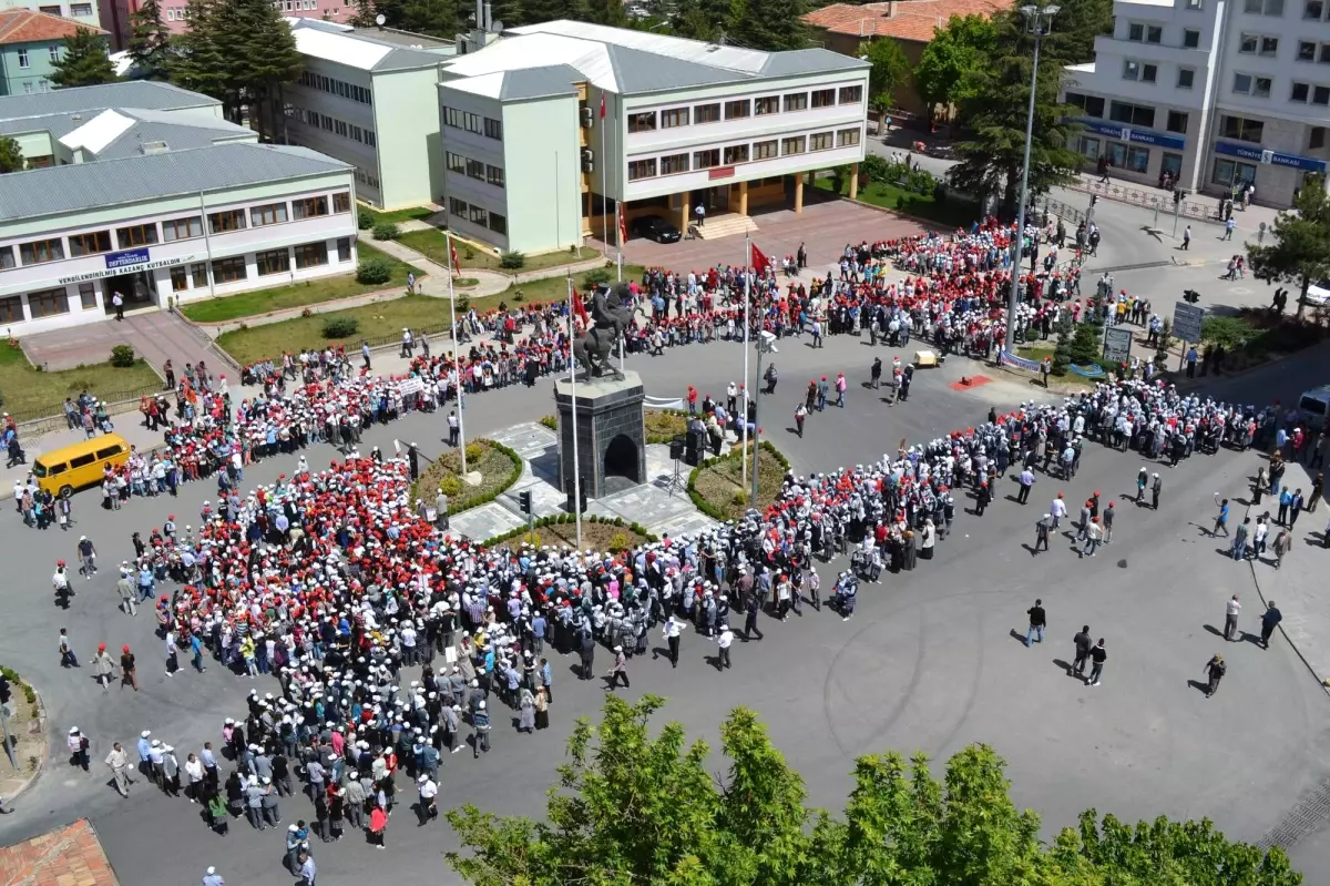Meydanda Toplanan 3 Bin 500 Öğrenci Birlikte Kitap Okudu