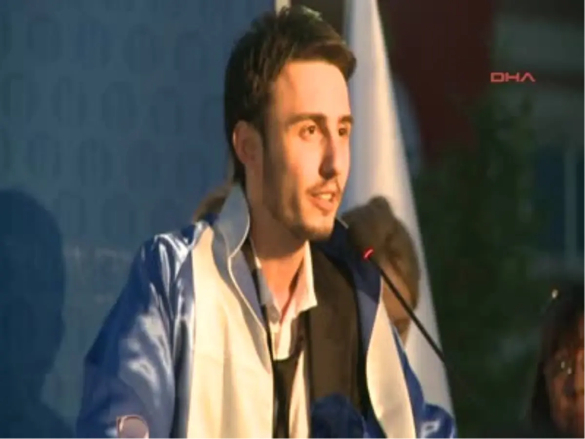 Mezuniyet Töreninde Evlilik Teklifi