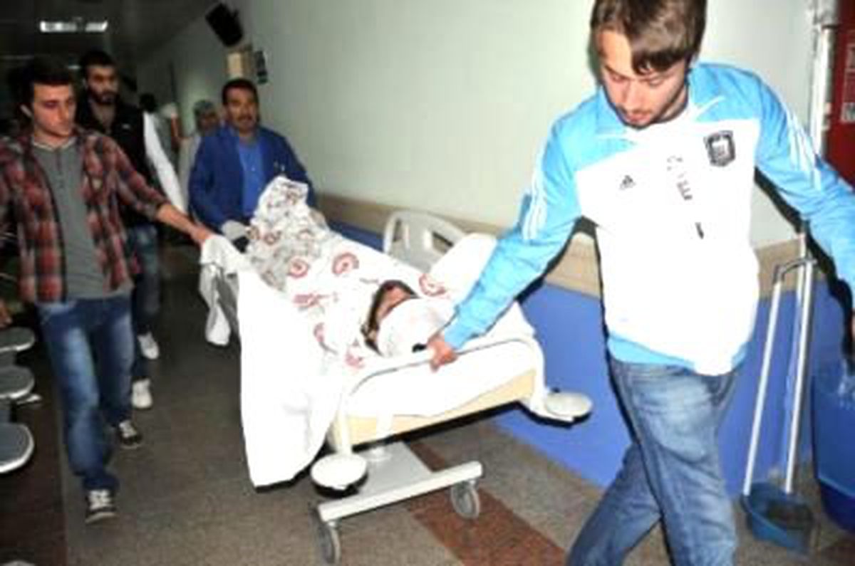 Minibüs Elektrik Direğine Çarptı; 2 Öğrenci Yaralandı